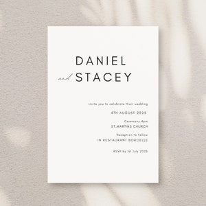 Puede incluir: Invitación de boda con fondo blanco y texto negro. La invitación dice "Daniel y Stacey" seguido de la fecha de la boda, "4 de agosto de 2025", la hora y el lugar de la ceremonia, y los detalles de la recepción.