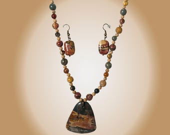 Grand collier triangle avec pendentif en jaspe Picasso sur chaîne perlée avec boucles d'oreilles assorties en jaspe Picasso