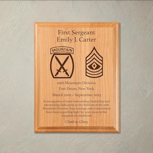 Placa militar personalizada: placa de madera personalizada grabada con insignia de unidad, rango y nombre. Ideal para jubilación, despedida y como regalo para ETS.
