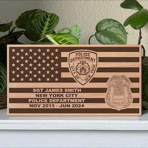 Kundenspezifische Polizeiflaggen-Plakette - Personalisierte hölzerne Flagge graviert mit Abteilungslogo, Abzeichen, Namen - Ideal für Ruhestand und Abschlussgeschenke