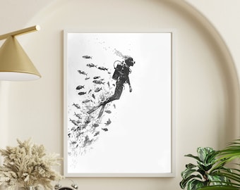 Könnte beinhalten: Eine Schwarzweißillustration eines Tauchers, der durch einen Schwarm Fische schwimmt. Der Taucher trägt eine Tauchflasche und eine Maske. Die Fische sind alle unterschiedlich groß und geformt.