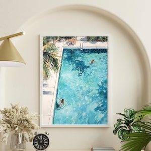 Puede incluir: Una pintura de acuarela de una piscina con dos personas nadando. La piscina está rodeada de exuberantes palmeras verdes y una valla blanca. El agua es de un azul vibrante y el cielo es de un azul claro.