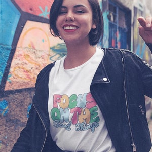 Bubble Letter Shirt Selbstpflege Shirt Positives Shirt Gute Energie Shirt Manifestierendes Shirt Manifestiertes Shirt Inspirierendes Shirt Trendige Kleidung