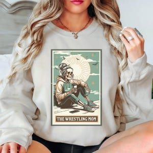 Bluza z okrągłym dekoltem Wrestling Mom Skeleton Tarot Card, prezent dla Wrestling Mom, sweter Wrestling Mom, odzież Wrestling Mom, prezenty poniżej 30
