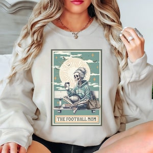 Moletom com gola redonda The Football Mom Skeleton Tarot Card, presente para Football Mom, suéter Football Mom, vestuário Football Mom, presentes para menores de 30 anos