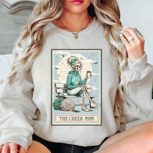 Sudadera con cuello redondo con la carta del tarot del esqueleto de Cheer Mom, regalo para Cheer Mom, suéter de Cheer Mom, ropa de Cheer Mom, top de Cheer, regalos por menos de 30
