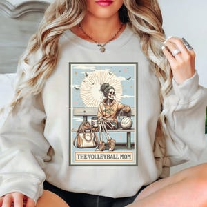 Sudadera con cuello redondo con la carta del tarot del esqueleto de la mamá del voleibol, regalo para mamá del voleibol, suéter para mamá del voleibol, ropa de voleibol, regalos por menos de 30