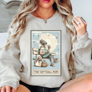 Sweat ras du cou de carte de tarot squelette de maman de softball, cadeau pour maman de softball, pull pour maman de softball, vêtements pour maman de softball, cadeaux de moins de 30 ans