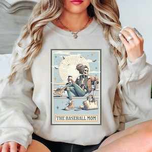 Sweat ras du cou de carte tarot squelette maman baseball, cadeau pour maman baseball, pull maman baseball, vêtements baseball maman, cadeaux de moins de 30 ans