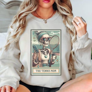 Moletom com gola redonda The Tennis Mom Skeleton Tarot Card, presente para a Tennis Mom, suéter da Tennis Mom, vestuário da Tennis Mom, presentes para menores de 30 anos