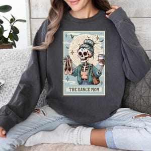 Die Dance Mom Tarot Card Comfort Colors Unisex Garment-Dyed Sweatshirt, Dance Mom Geschenk, Dance Contest, Dancewear