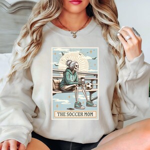 The Soccer Mom skelet tarotkaart sweatshirt met ronde hals, cadeau voor voetbalmoeder, trendy voetbal moedertrui, shirt voetbal moeder, geschenken onder de 30