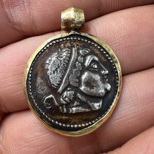 Hermosa y antigua moneda romana de plata maciza con colgante de oro de 18 quilates