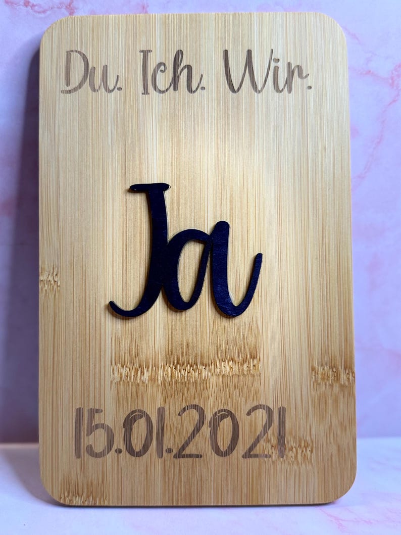 Bambus-Holzschild „Du. Ich. Wir.“ mit 3D-Schriftzug „Ja“ und Datum
