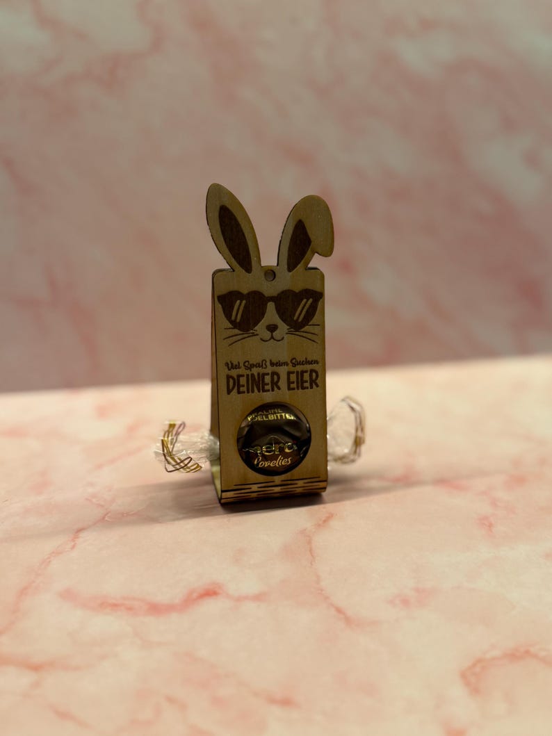Osterhase aus Holz mit Sonnenbrille als Bonbonhalter