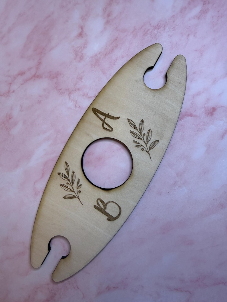 Personalisierter Weinflaschenhalter aus Holz mit Gravur