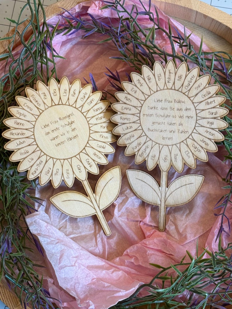 Personalisierte Holzblume mit graviertem Namen auf jedem Blütenblatt