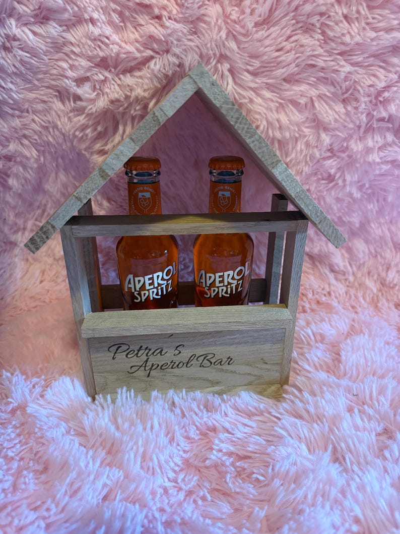 Personalisierte Aperol-Bar aus Holz im Häuschen-Design mit Namen