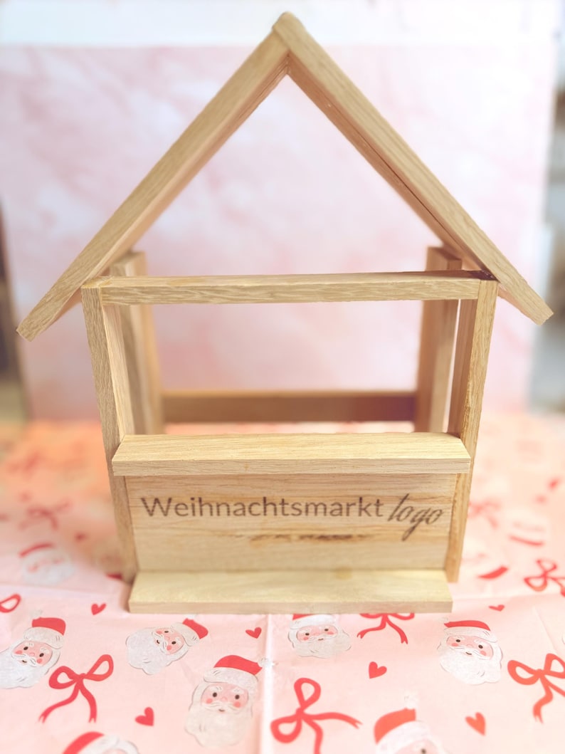 Handgefertigtes Mini-Holzhaus mit gelaserter Schrift, Weihnachtsmarkt- oder Wichtelhaus