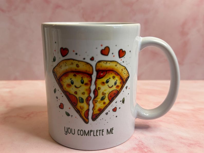 Pizza Love Tasse mit zwei Pizzastücken in Herzform und Schriftzug „You Complete Me