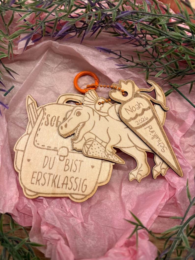 Holzschild-Set zur Einschulung mit Ranzen-Schild „Schulkind – du bist erstklassig“ und Dino-Anhänger mit Namen