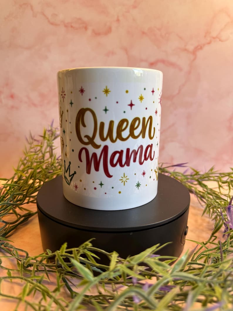 Queen Mama Tasse mit goldener Schrift, Sternen und Krone