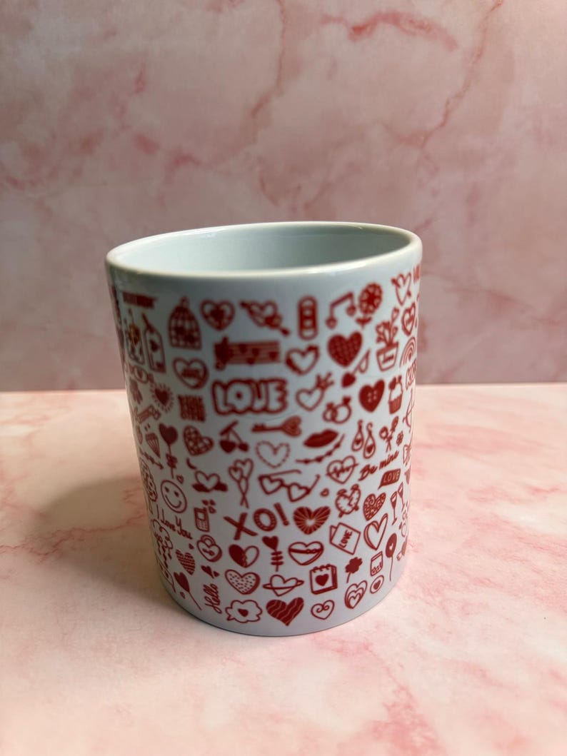 Hellblaue Tasse mit roten Herz- und Love-Doodles