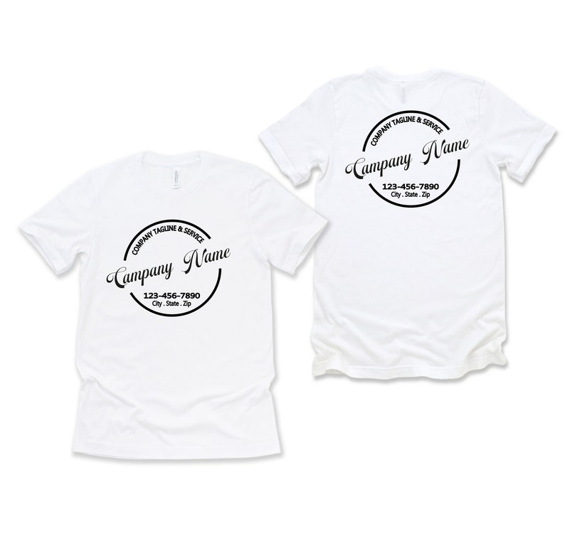 Op de afbeelding: Twee witte t-shirts met een zwart cirkelvormig ontwerp. Het ontwerp bevat de woorden "Company Tagline & Service" en "Company Name" in een scriptlettertype, samen met een telefoonnummer en adres.