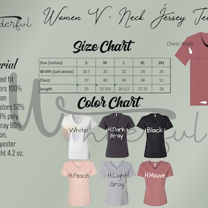Op de afbeelding: Afbeelding van een Women V-Neck Jersey Tee. De afbeelding bevat een maattabel in inches, een kleurentabel en materiaaldetails. Het shirt is verkrijgbaar in de maten S tot en met 2XL. De borstbreedte wordt gemeten, en de lichaamslengte is aangegeven.