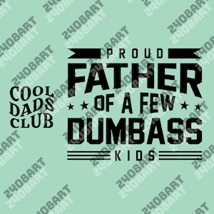 Puede incluir: Fondo verde claro con texto negro: "PROUD FATHER OF A FEW DUMBASS KIDS". También están presentes las palabras "COOL DADS CLUB". El diseño incluye estrellas y líneas horizontales.