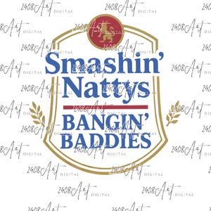 Puede incluir: Diseño gráfico digital con un emblema en forma de escudo con las palabras "Smashin' Nattys, Bangin' Baddies" en texto azul. El emblema tiene un borde dorado y un escudo rojo y dorado en la parte superior.