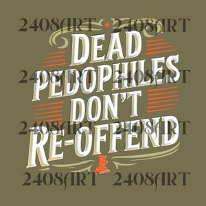 Può includere: Grafica verde oliva con la scritta "DEAD PEDOPHILES DON'T RE-OFFEND" in bianco, con linee orizzontali arancioni e un'illustrazione di martelletto. Il testo è in un font stilizzato.