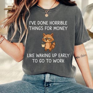 He hecho cosas horribles por dinero, como levantarme temprano para ir a trabajar (PNG, divertido mapache, descarga digital)