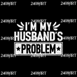 Può includere: Design grafico nero con la scritta "I'M MY HUSBAND'S PROBLEM" in bianco, carattere invecchiato. La parola "PROBLEM" è in un rettangolo bianco con una stella a ciascuna estremità. Lo sfondo è nero.