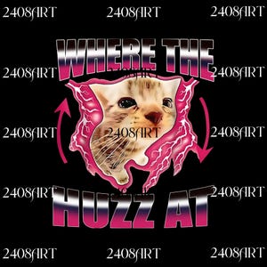 Op de afbeelding: Zwart grafisch ontwerp met een kattengezicht in het midden, omlijst door roze bliksemflitsen en de woorden "WHERE THE HUZZ AT". De tekst "2408ART" wordt in het wit herhaald rond de afbeelding.