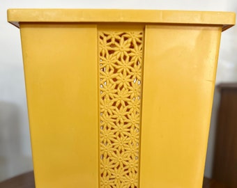 Vintage Yellow Daisy Fesco Laundry Hamper with Lid | USA | Clothing Storage | 8909