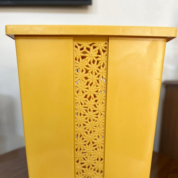 Vintage Yellow Daisy Fesco Laundry Hamper with Lid | USA | Clothing Storage | 8909