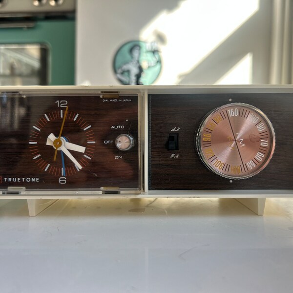 Truetone Solid State AM FM Clock Radio | DC2030B | Tested and Works | Includes Owners Guide and Box