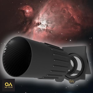 Peut inclure: Un pare-buée de télescope cylindrique noir doté de chicanes internes striées et de nervures de préhension horizontales externes. L'élément comprend une plaque de montage carrée avec une ouverture circulaire et le logo OAK ASTRO doré.