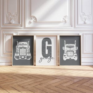 Könnte beinhalten: Drei gerahmte Drucke mit einem Sattelzug-Design. Zwei Drucke haben einen grauen Hintergrund mit einer weißen LKW-Illustration. Der mittlere Druck zeigt den Buchstaben "G" und den Namen "george" in einer Schreibschrift.