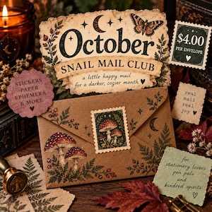 Puede incluir: Un sobre de papel marrón decorado con ilustraciones de setas y un sello postal con setas. El sobre va acompañado de tarjetas de papel con texto que incluye October Snail Mail Club, stickers paper ephemera & more, y real mail real joy.