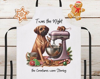 Puede incluir: Delantal de cocina blanco con un perro marrón y una batidora de pie con un tazón rojo. El texto en el delantal dice "Twas the Night the Creatures were Stirring".
