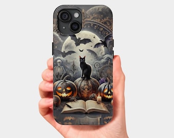 Könnte beinhalten: Eine schwarze iPhone-Hülle mit Halloween-Motiv. Das Design zeigt eine schwarze Katze, die auf einem Kürbis sitzt, Fledermäuse, die um einen Vollmond fliegen, und ein gruseliges Buch.