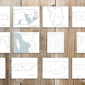 以下が含まれることがあります： アメリカ合衆国のさまざまな郡の白黒のアウトラインマップ10枚セット。マップは白紙に印刷されており、額装する準備ができています。