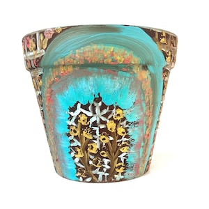 Open deuren. Handgeschilderde terracotta pot: turkoois, gouden wijnstokontwerp voor unieke huizen.