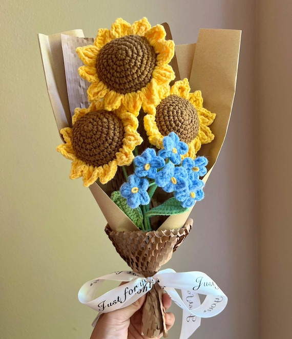 かぎ針編みの花束：手作りのひまわり、チューリップ、ユリ - 卒業祝い