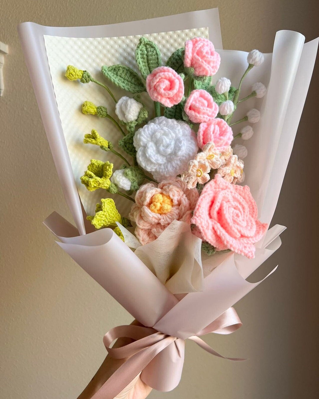 手作りかぎ針編みの花束：バラとチューリップを編んだブーケ。手作りの