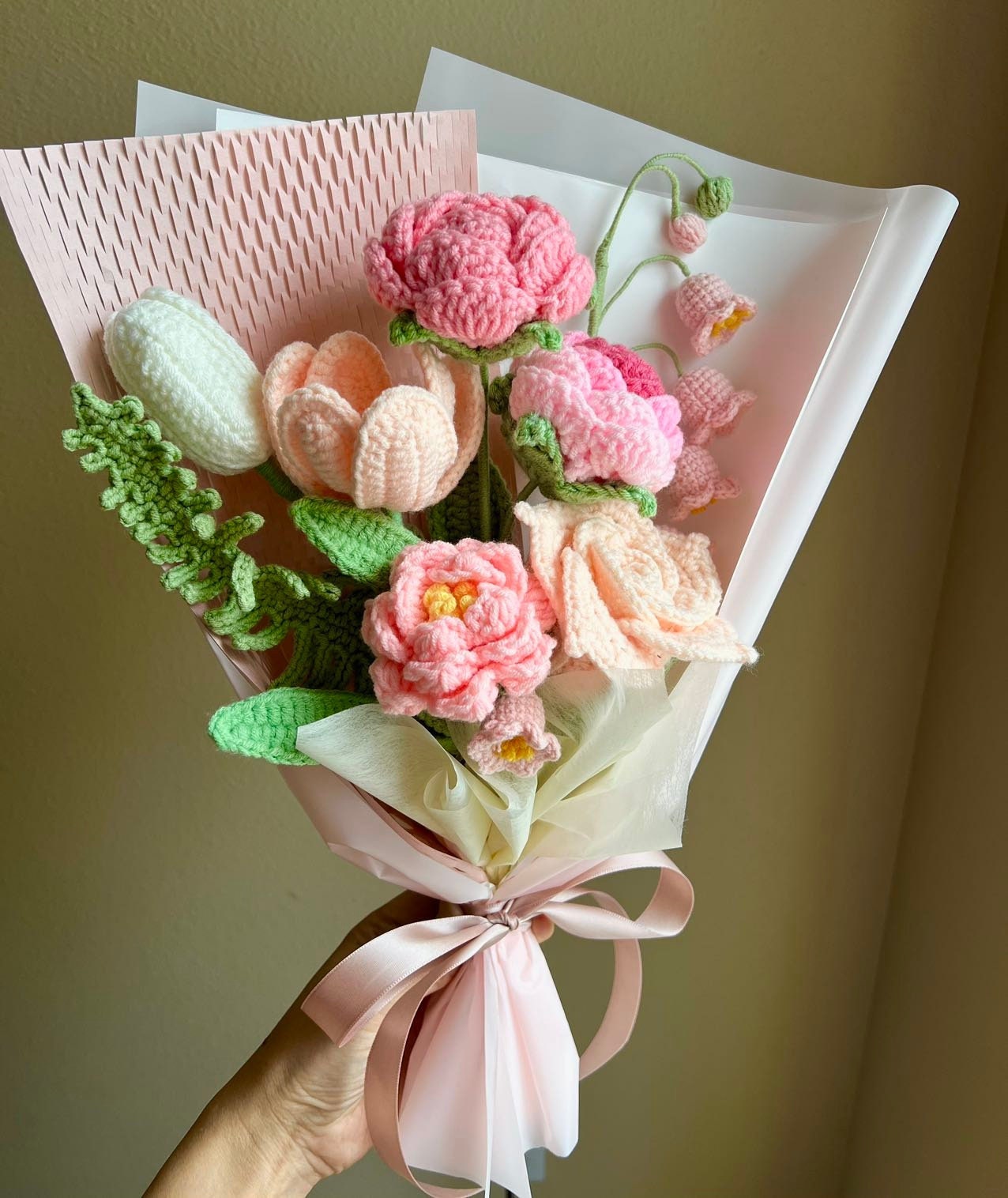 手作りかぎ針編みの花束：糸の花束、編み物のバラ、チューリップ