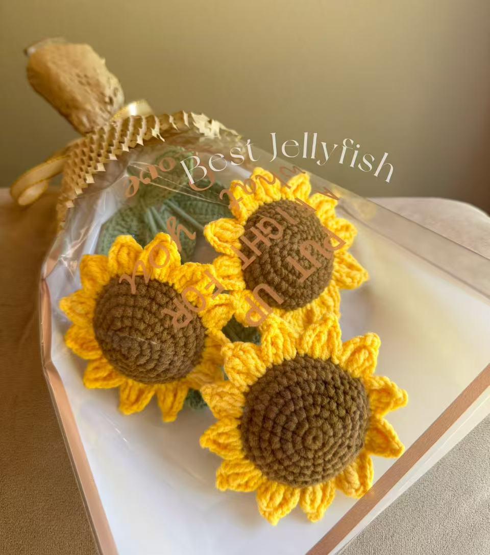 手作りかぎ針編みの花束：ひまわり、デイジー、ラベンダーの編み物