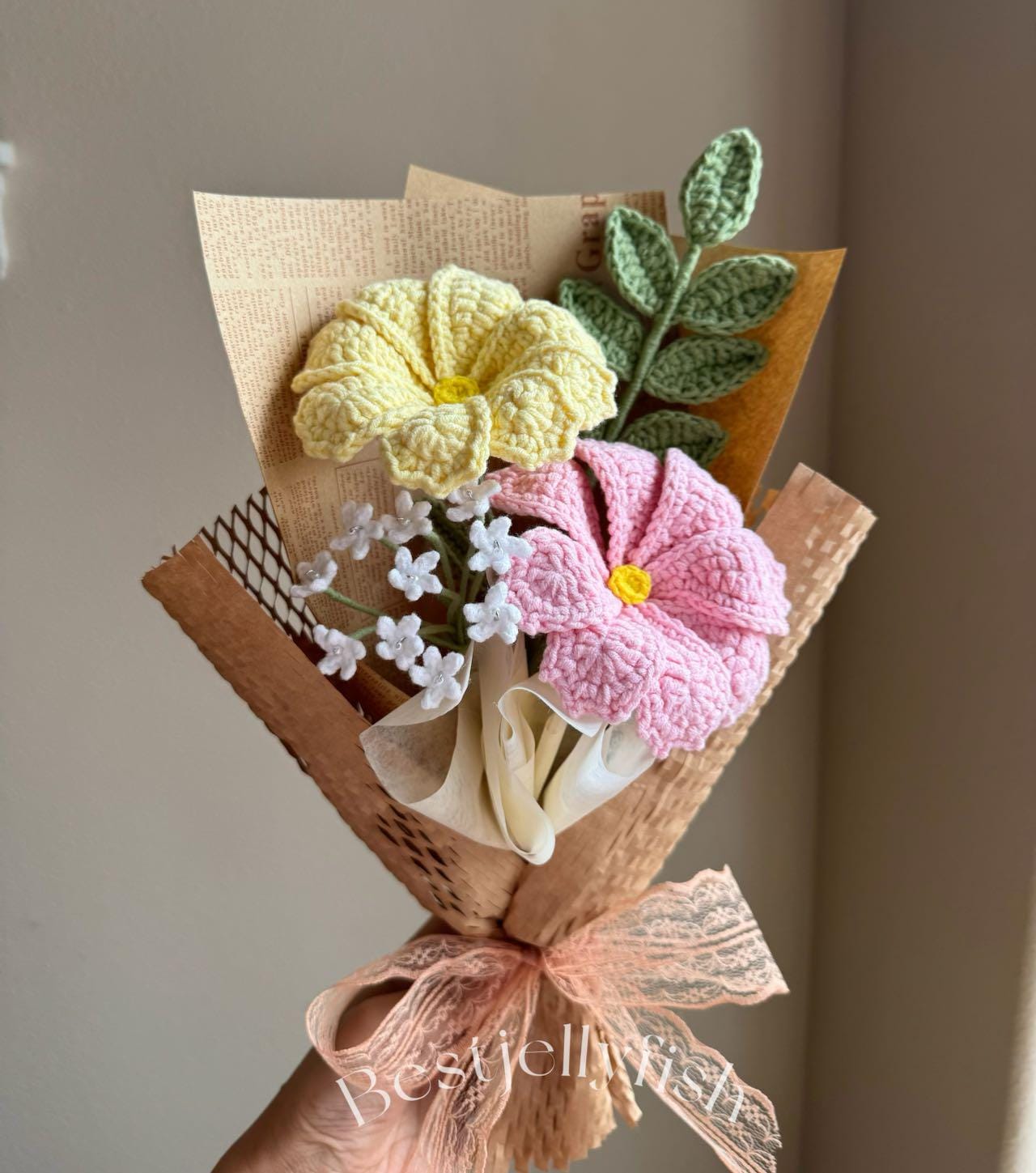 かぎ針編みの花束：手作りのバレンタインピンクのバラチューリップ誕生